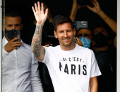 شاهد لحظة وصول ميسي إلى مطار لو بورجيه واستقبال تاريخي من جماهير سان جيرمان