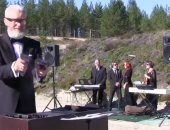 فنلندى يعزف مقطوعة موسيقية لـ بيتهوفن باستخدام طلقات سلاح نارى.. فيديو
