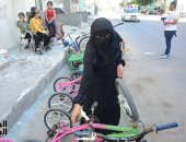 "خالتى فرنسا".. أم رحاب تكافح لتربية بناتها من تصليح الدراجات فى بورسعيد "فيديو"