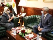 وزيرة الصحة: 525 ألف جرعة من لقاح "أسترازينيكا" تصل مطار القاهرة اليوم