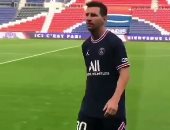 ميسي يداعب الكرة للمرة الأولى بقميص باريس سان جيرمان.. فيديو