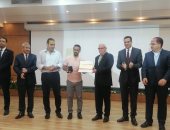 محافظ بورسعيد يكرم مدرب "كيشو" بطل أولمبياد طوكيو .. صور