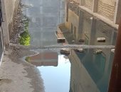 أهالى شارع الترعة بالبحيرة يشكون من شبكة الصرف الصحى.. المحافظة تستجيب