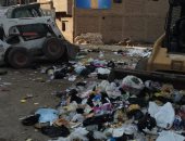 أهالى أخميم بسوهاج يشكون انتشار القمامة بشارع الصرف الصحى.. ورئيس المدينة يرد