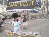 "عاشق الدونتس".. حمزة 7 سنوات يحقق حلمه بمشروع لبيع الحلويات فى الشارع.. فيديو