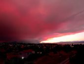 لقطات تحول السماء فى جزيرة إيفيا اليونانية للون الأحمر بسبب الحرائق.. فيديو