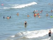 إقبال المصطافين على شواطئ بورسعيد وتوافد الأهالى من المحافظات الأخرى.. لايف وصور