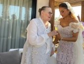 صور نيللى كريم مع والدتها قبل دقائق من حفل الزفاف وصوت أغنية "أمى" .. فيديو