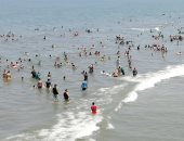 إقبال المواطنين على شاطئ بورسعيد.. فيديو لايف وصور