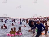 شاطئ بور فؤاد كامل العدد.. والمصطافون يستمتعون بمياه المتوسط.. فيديو وصور