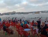 إقبال كبير على شاطئ الأنفوشى بالإسكندرية وأجواء صيفية مميزة.. فيديو
