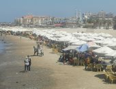 إقبال على شاطئ بورسعيد والأسعار تنخفض لـ30 جنيها للأسرة.. لايف وصور