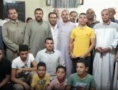 تجمع أهالى قرية الأول على الثانوية الأزهرية بمنزله لتقديم التهنئة.. فيديو 