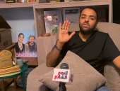 الشاعر عمرو حسن يلقى قصيدة "بيعلق غلطاته على الحب".. فيديو