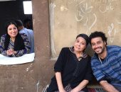إسعاد يونس وأحمد السعدنى فى صور جديدة من كواليس فيلم 200 جنيه