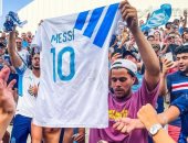 مشجع مارسيليا يحرق تيشيرت يحمل اسم ميسي في مباراة بوردو