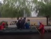 فرق إنقاذ صينية تستخدم قوارب مطاطية لنقل المحاصرين بفيضانات منغوليا.. فيديو