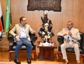 محافظ الفيوم يبحث مع رئيس جامعة الأزهر تعزيز التعاون المشترك