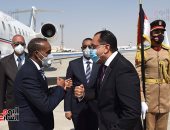 رئيس الوزراء يستقبل نظيره الصومالى بمطار القاهرة.. صور
