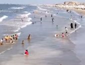إقبال من المواطنين على شاطئ بورسعيد.. وأسعار مخفضة للشماسى والكراسى "فيديو وصور"