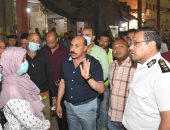 محافظ أسوان يقوم بجولة ليلية على السوق السياحى القديم.. فيديو