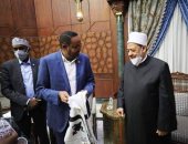 صور.. رئيس وزراء الصومال يقلد شيخ الأزهر الشال الصومالى وعمامة السلاطين