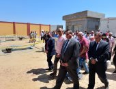 محافظ البحيرة يتفقد مشروع مد خدمة الصرف الصحى بكفر الدوار.. صور 