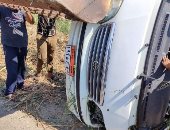 إصابة 13 شخصا فى انقلاب ميكروباص على طريق بورسعيد الإسماعيلية.. صور