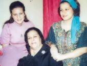 صورة نادرة تجمع دلال عبد العزيز بشقيقتها ووالدتها 