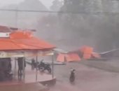عاصفة جوية تقتلع أسقف المنازل فى بوليفيا وتصيب السكان بالذعر.. فيديو