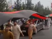 مقاتلو طالبان يطلقون النار على مسيرة تحمل العلم الوطنى فى كابول.. فيديو