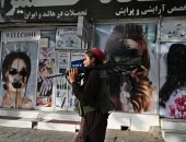 مقاتلو طالبان يشوهون صور النساء على واجهات المحال فى كابول.. فيديو وصور