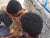 سعد الصغير ينقذ طفلين من التشرد على كورنيش الإسكندرية ويعد بتوفير مكان لهما.. صور