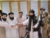 شقيق الرئيس الأفغانى يبايع حركة طالبان.. وقيادى يقبل رأسه.. فيديو