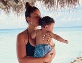 كارينا كابور تكشف لأول مرة عن وجه طفلها الأصغر احتفالا بمرور 6 أشهر على ولادته