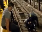 شرطة مدينة نيوروك تفادى كارثة في محطة مترو الأنفاق.. فيديو