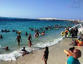 بث مباشر.. جولة على كورنيش وشواطئ مطروح الرائعة ورصد تزايد نسب الإشغال