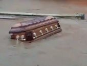 "نعوش" تطفو على مياه الفيضانات في شوارع المكسيك.. فيديو