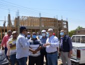 محافظ الأقصر يتابع العمل فى مشروعات حياة كريمة بقرى مدينة أرمنت.. صور