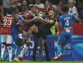 جماهير نيس تقتحم الملعب وتعتدي على لاعبي مارسيليا في الدوري الفرنسي.. فيديو