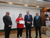 توزيع ماكينات خياطة وحقائب معدات على شباب الدورات التدريبية ببورسعيد.. صور