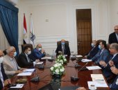 محافظ القاهرة يناقش كيفية فحص طلبات تراخيص البناء الجديدة