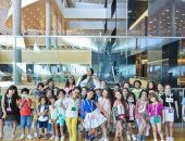 عارضو أزياء أطفال يحاكون جولات متسابقات ملكة جمال مصر في زيارة مكتبة الإسكندرية