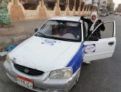 أم آدم "سائق تاكسي بورسعيد".. اعرف كيف تساعد زوجها لتربية أبنائها..لايف وصور