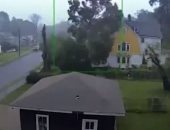 الرياح تسقط شجرة ضخمة أمام منزل في ولاية كونيتيكت بعد وصول إعصار هنري.. فيديو