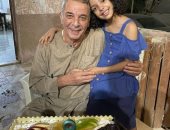 "بصورة مع التورتة" محمود حميدة يحتفل بعيد ميلاد ابنة شقيقه الراحل