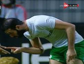 عمر كمال يعتدي بالضرب على مصطفى شلبي في مباراة المصري وإنبي.. فيديو