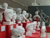 متحف الآثار بجامعة كامبريدج يناهض العنصرية بلافتات جديدة على التماثيل الرومانية