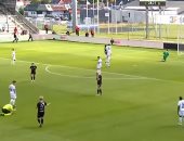 حكم يسقط ندماً على أرض الملعب بالدنمارك لعدم إتاحة فرصة انفراد ..فيديو