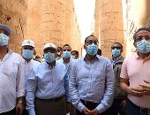 مدبولى ينقل لشباب المرممين والمرممات بمعبد الكرنك تحيات الرئيس السيسى